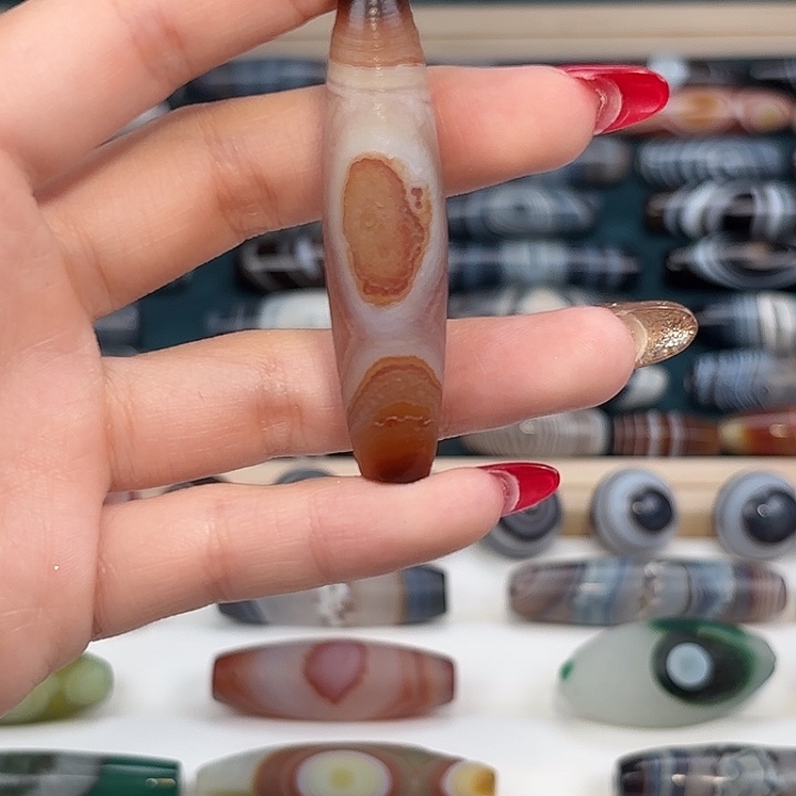 樊***义玛瑙/玉髓合金珠宝奇石