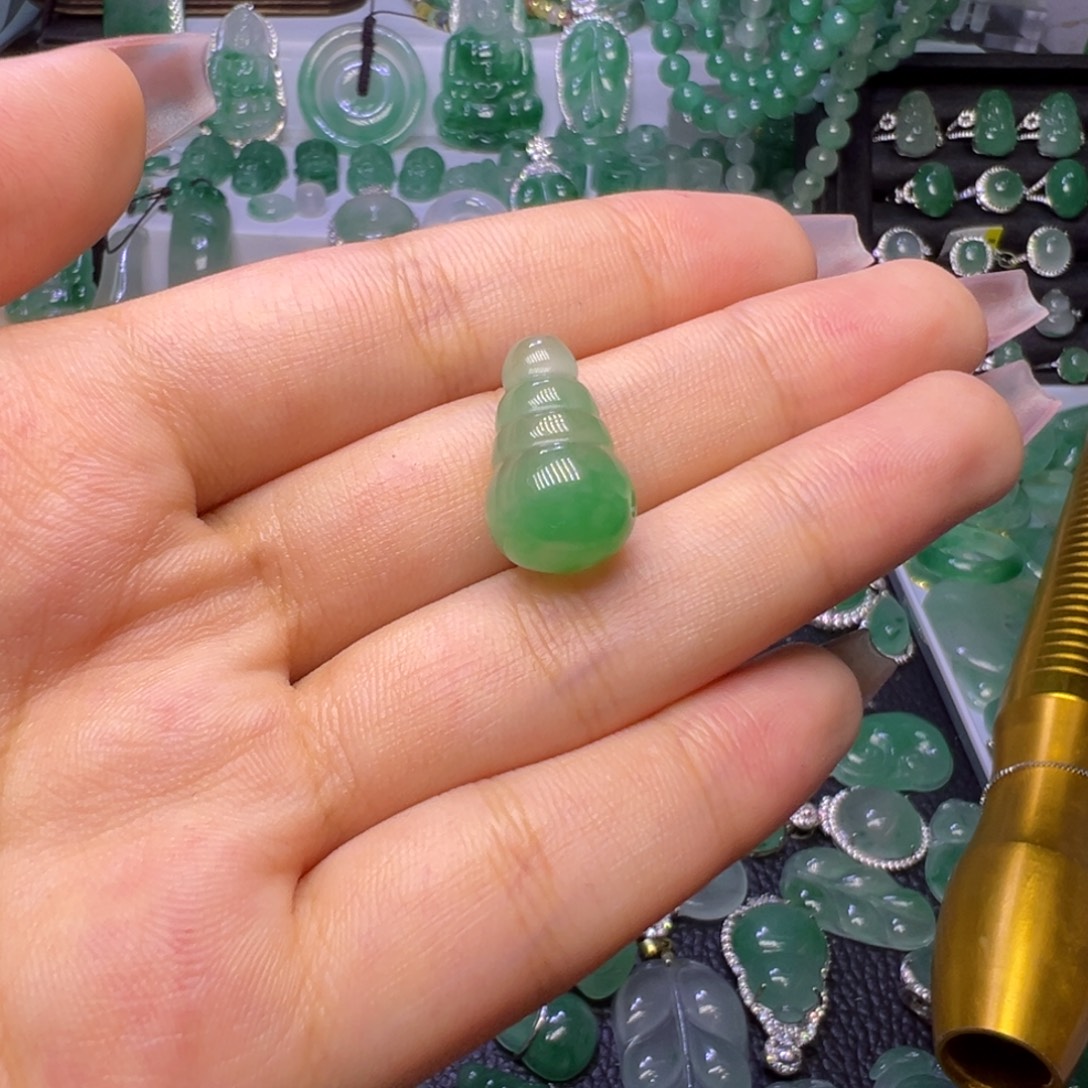 壬***弼石英质玉（非洲翠）未镶嵌颈饰