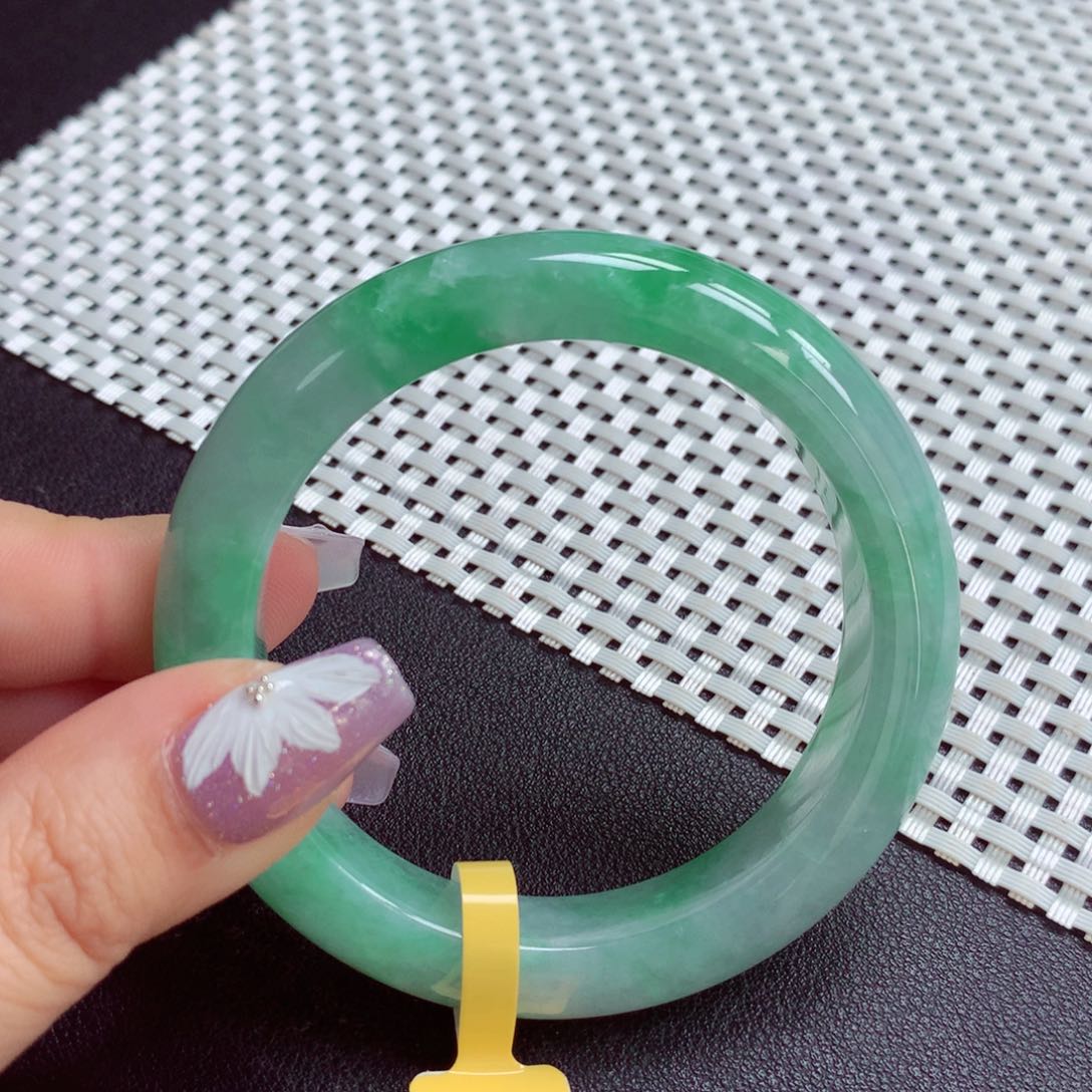翡翠手镯未镶嵌缅甸