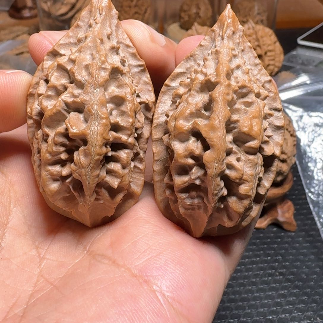 文玩核桃把件龙鳞绣花鞋