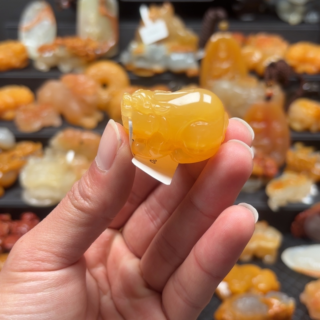 石英质玉（黄龙玉）未镶嵌颈饰