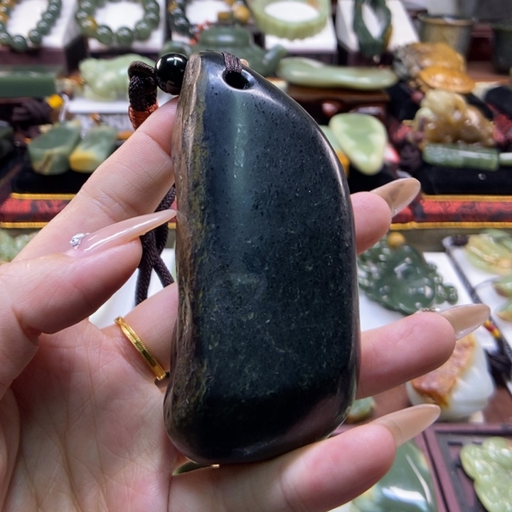 未镶嵌岫岩河磨玉（透闪石质玉）把件