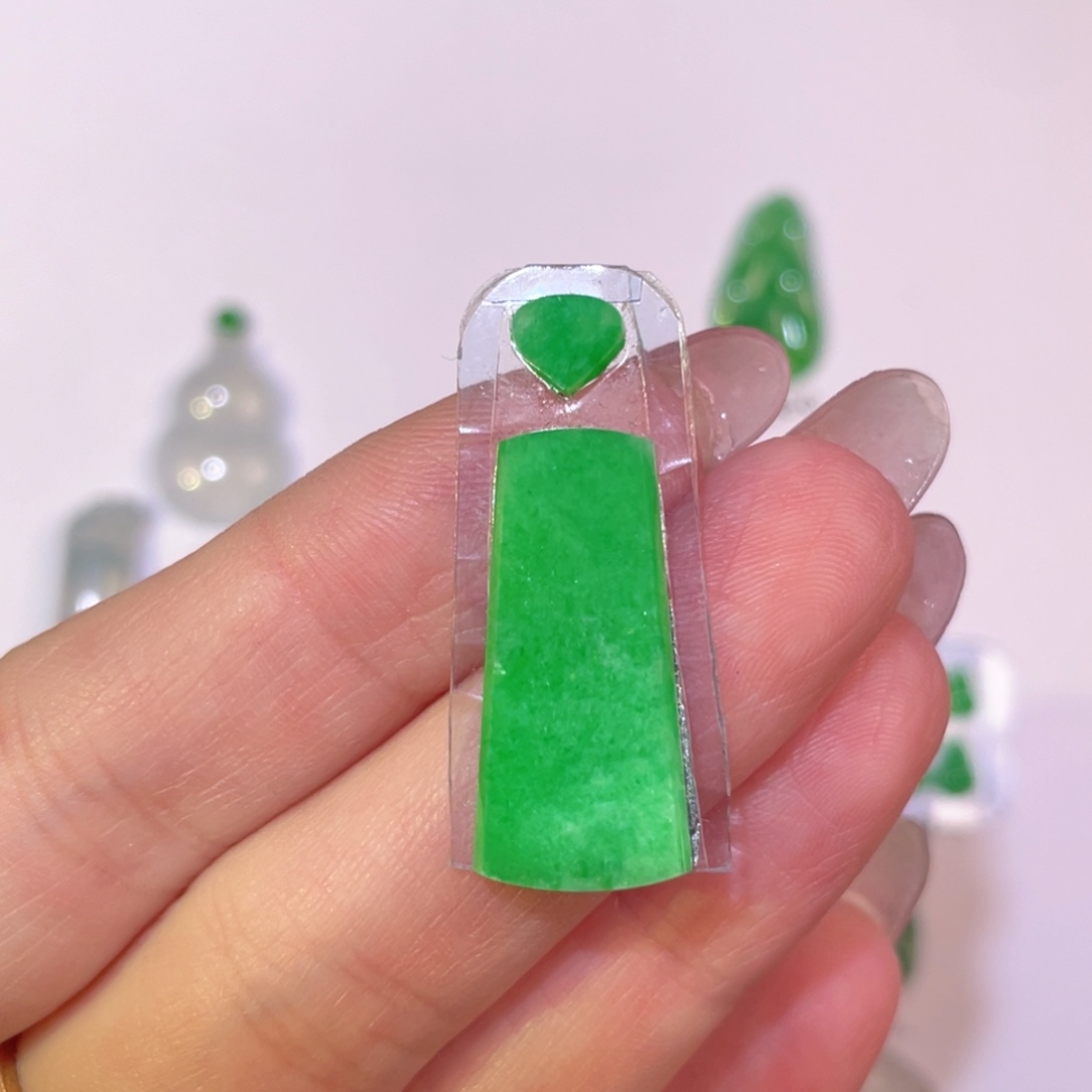 翡翠未镶嵌颈饰裸石