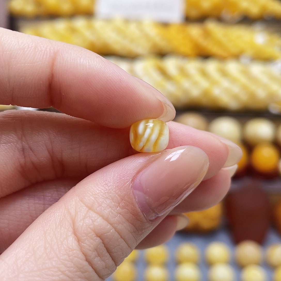 琥珀裸石未镶嵌蜜蜡老型8.2*6.8mm微瑕