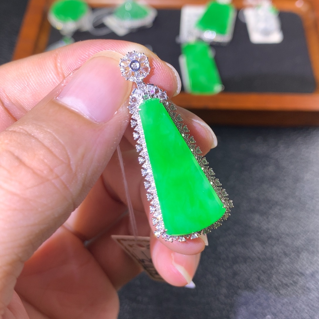 颈饰18K金镶嵌翡翠翡翠