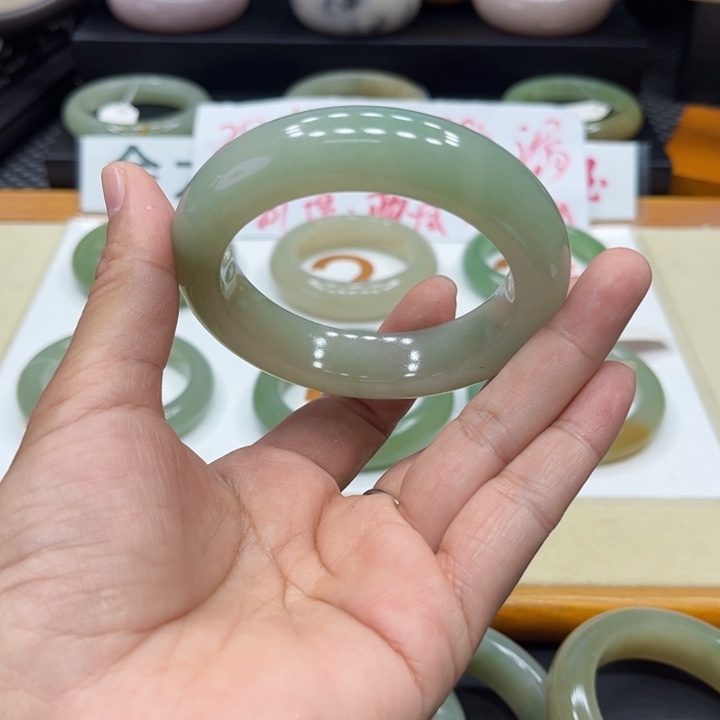 未镶嵌手镯石英质玉仰**空