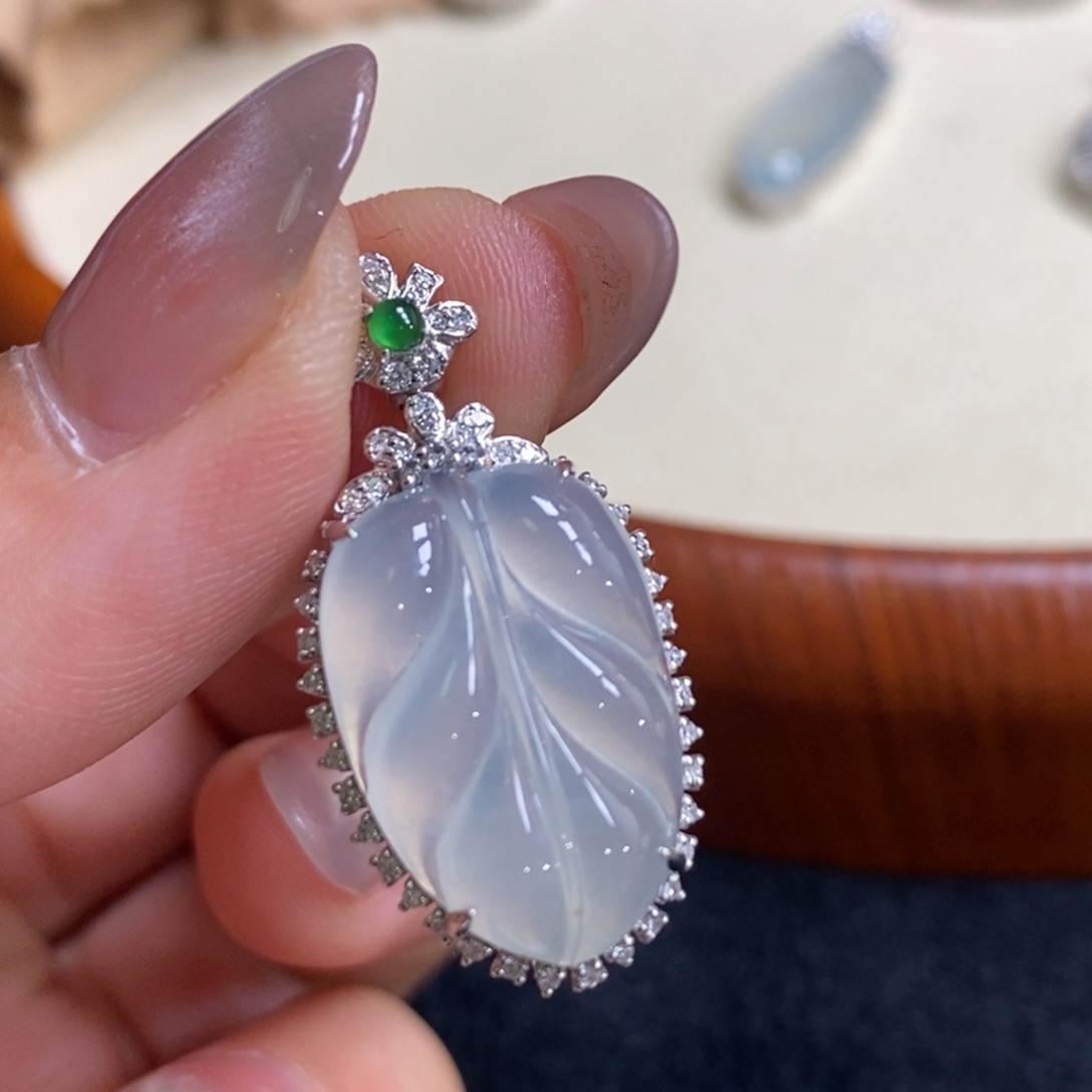 翡翠吊坠(赠链)18K金镶嵌