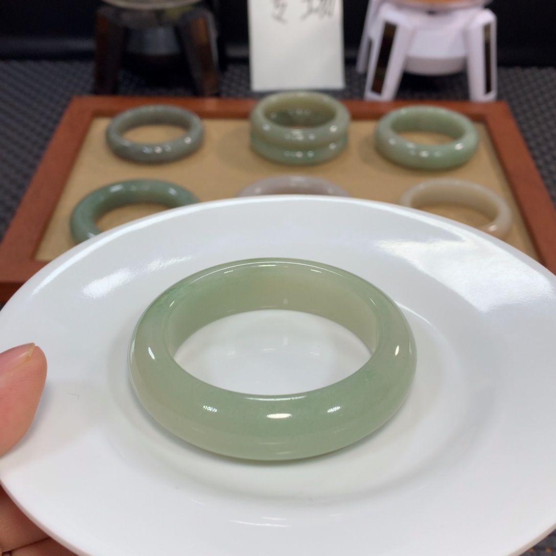 石英质玉（佘太翠）未镶嵌手镯漏51.5豆绿5号