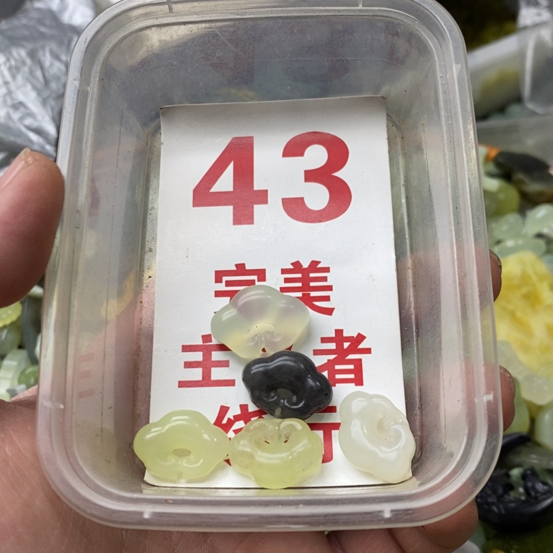 蛇纹石玉挂坠未镶嵌