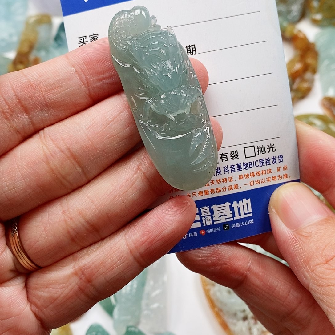 翡翠未镶嵌颈饰龙牌