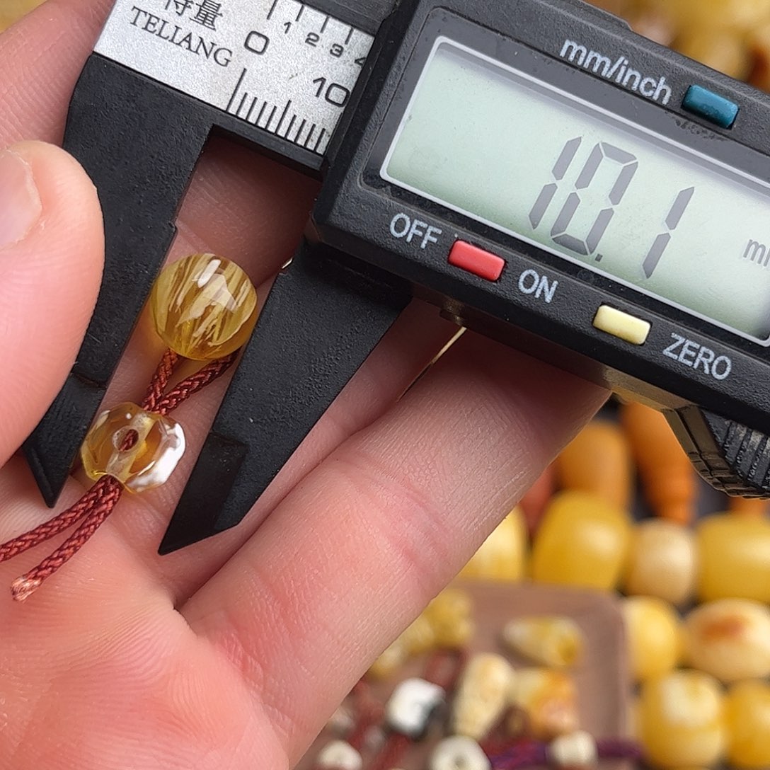 团***姐蜜蜡未镶嵌珠宝奇石