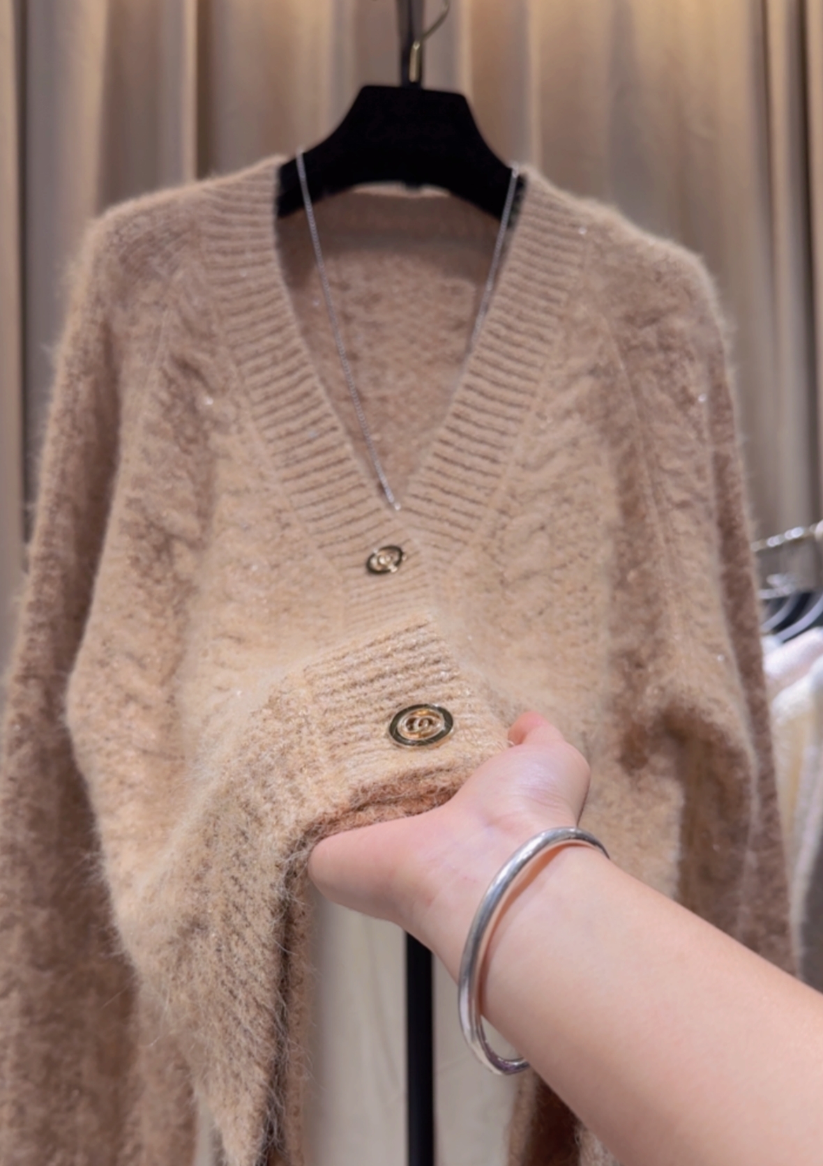   2025秋冬新款高级感V领麻花纹开衫慵懒风毛衣气质外套（潇潇）