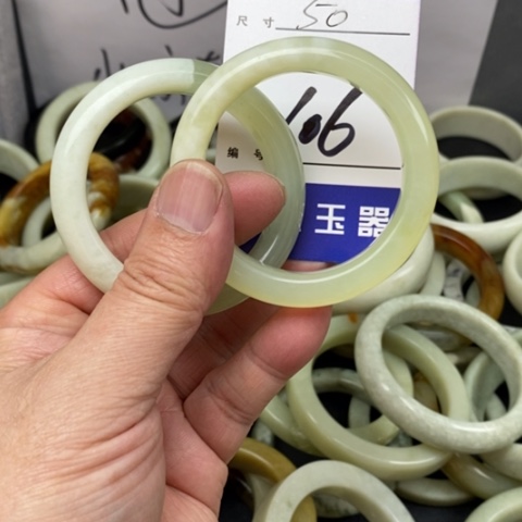 蛇纹石玉手镯未镶嵌