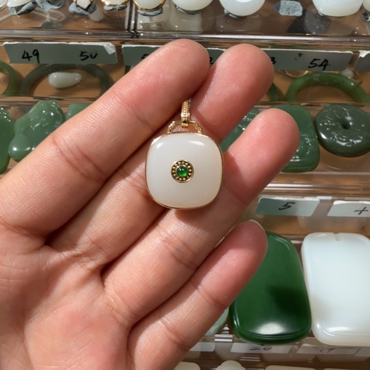 和田玉18K金镶嵌颈饰天花板野牛沟羊脂玉方平安扣