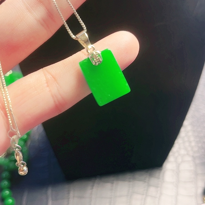 颈饰18K金镶嵌翡翠