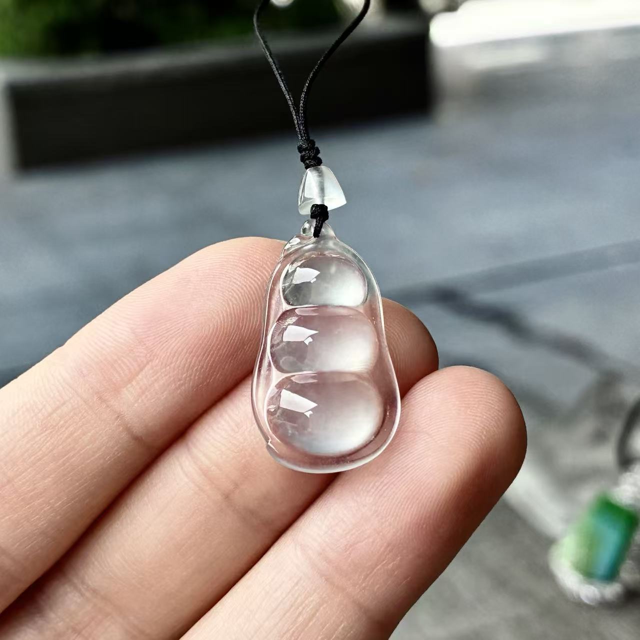 天然a货缅甸翡翠自然光尺寸24.9/13.8/4玻璃种福豆吊坠，白皙透亮
