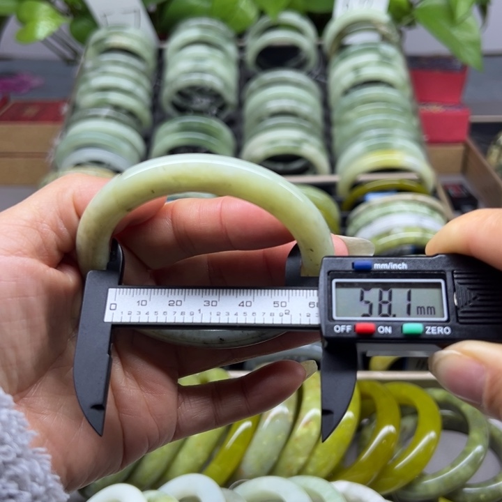 蛇纹石玉未镶嵌手镯109