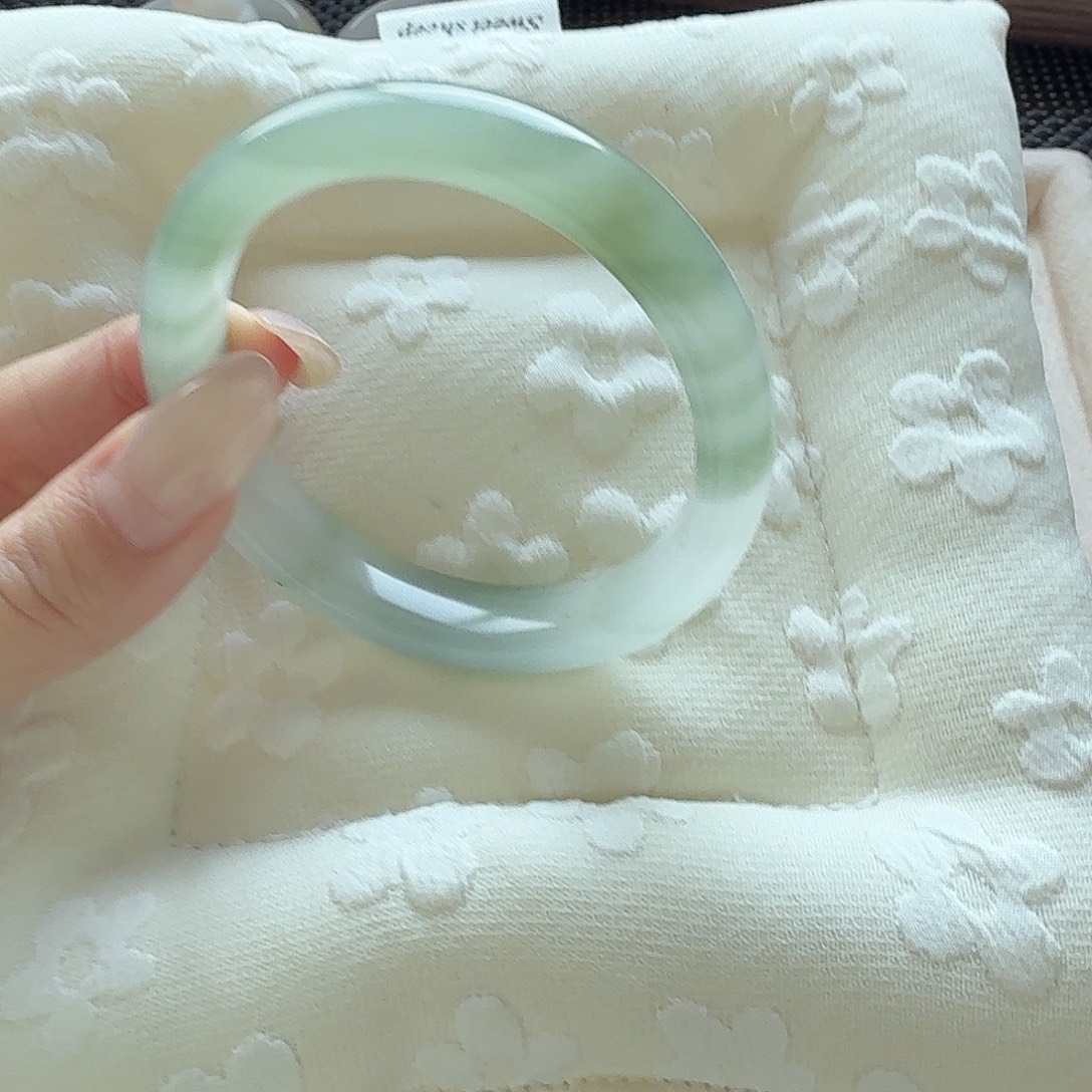 熹***爱石英质玉（天山翠）未镶嵌手镯