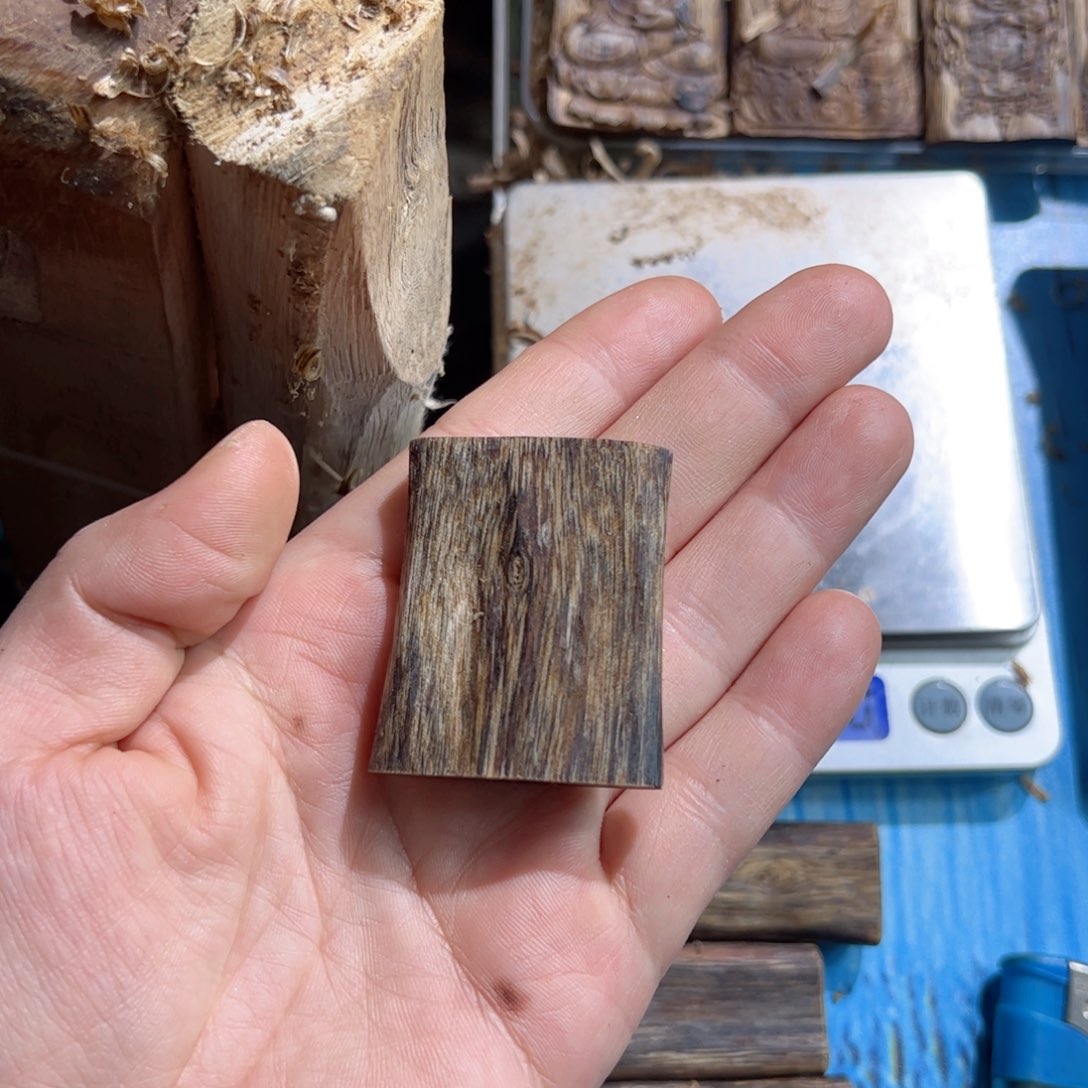 沉香吊坠白棋虫漏8.5克