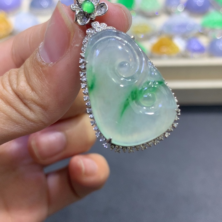 翡翠颈饰18K金镶嵌翡翠