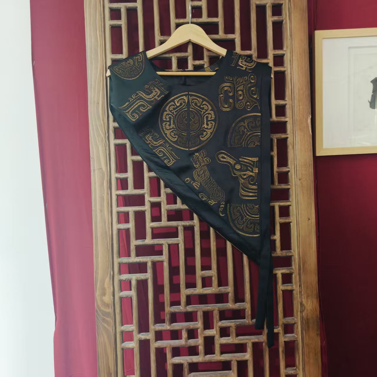 （LS689-1）凤徕兮私人定制黑底青铜面具刺绣三角云肩 