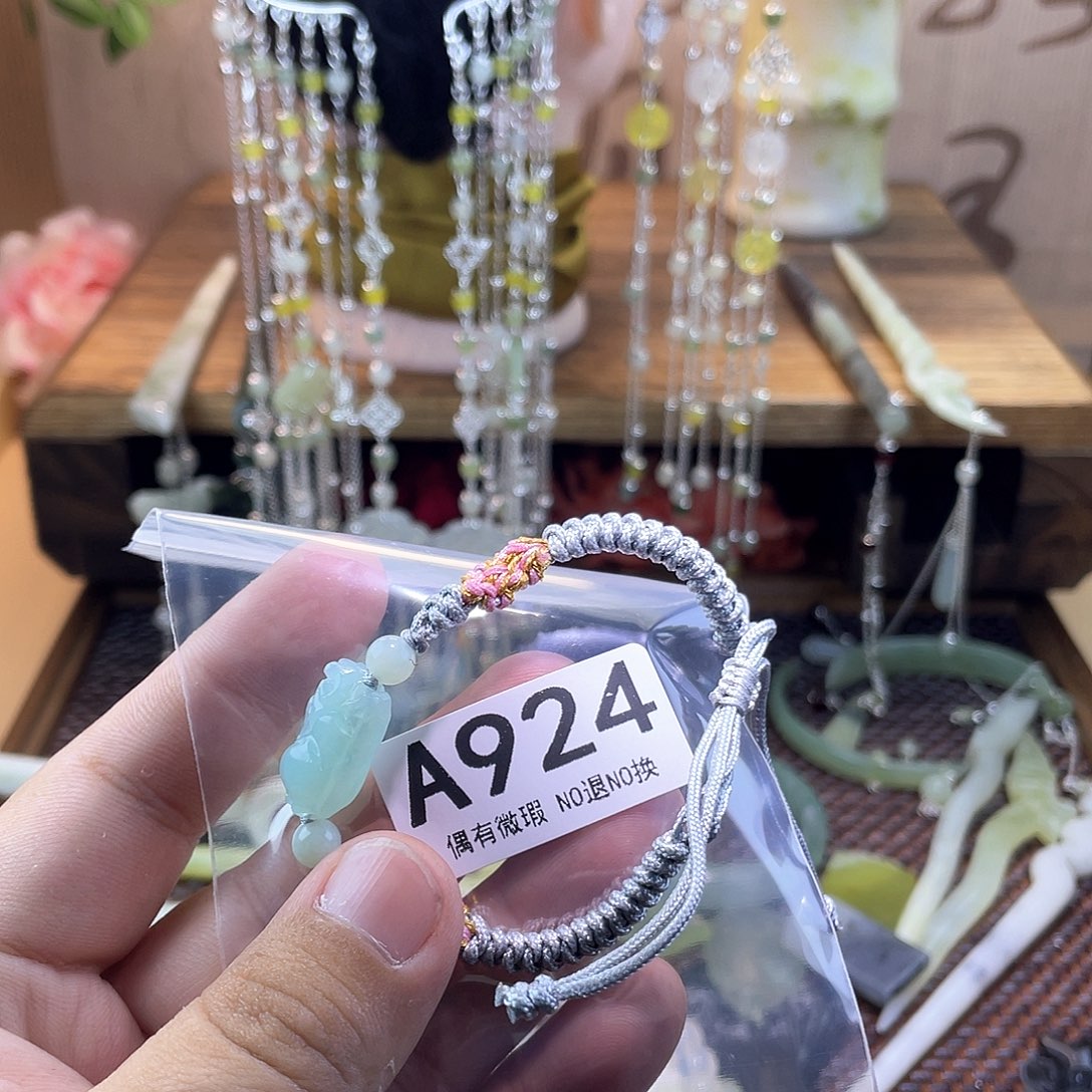 蛇纹石玉发饰未镶嵌九**?