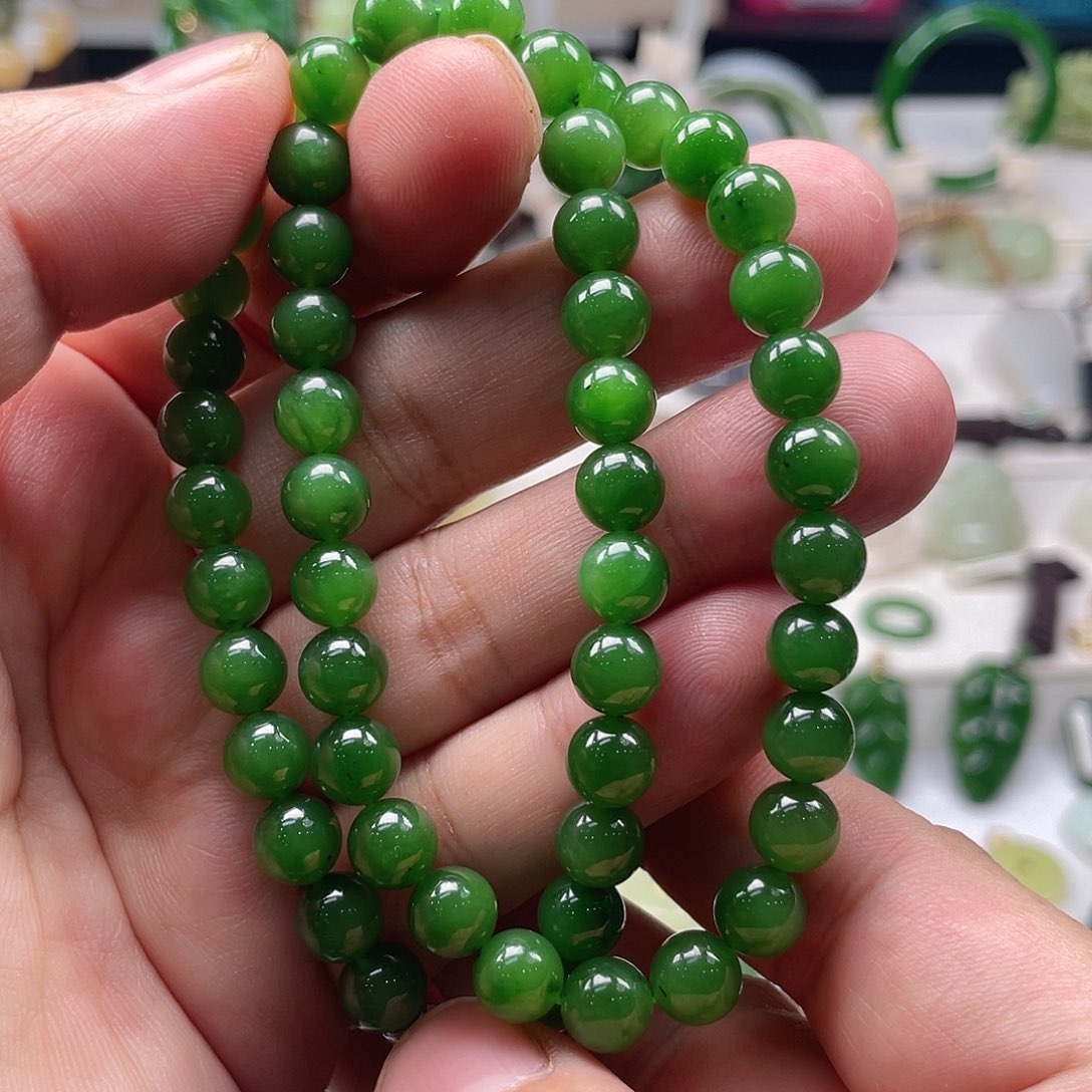 颈饰未镶嵌和田玉（碧玉）