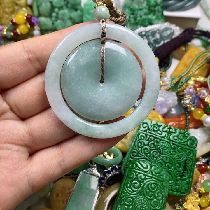 翡翠吊坠(赠链)未镶嵌