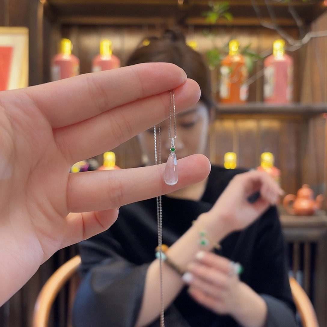 翡翠吊坠(赠链)18K金镶嵌阿*莎