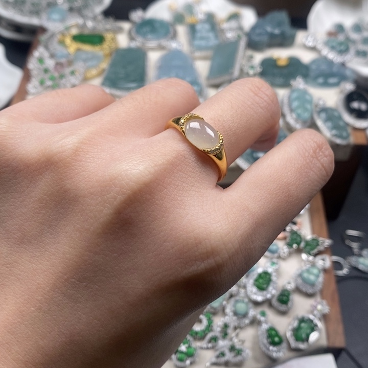 翡翠颈饰未镶嵌翡翠