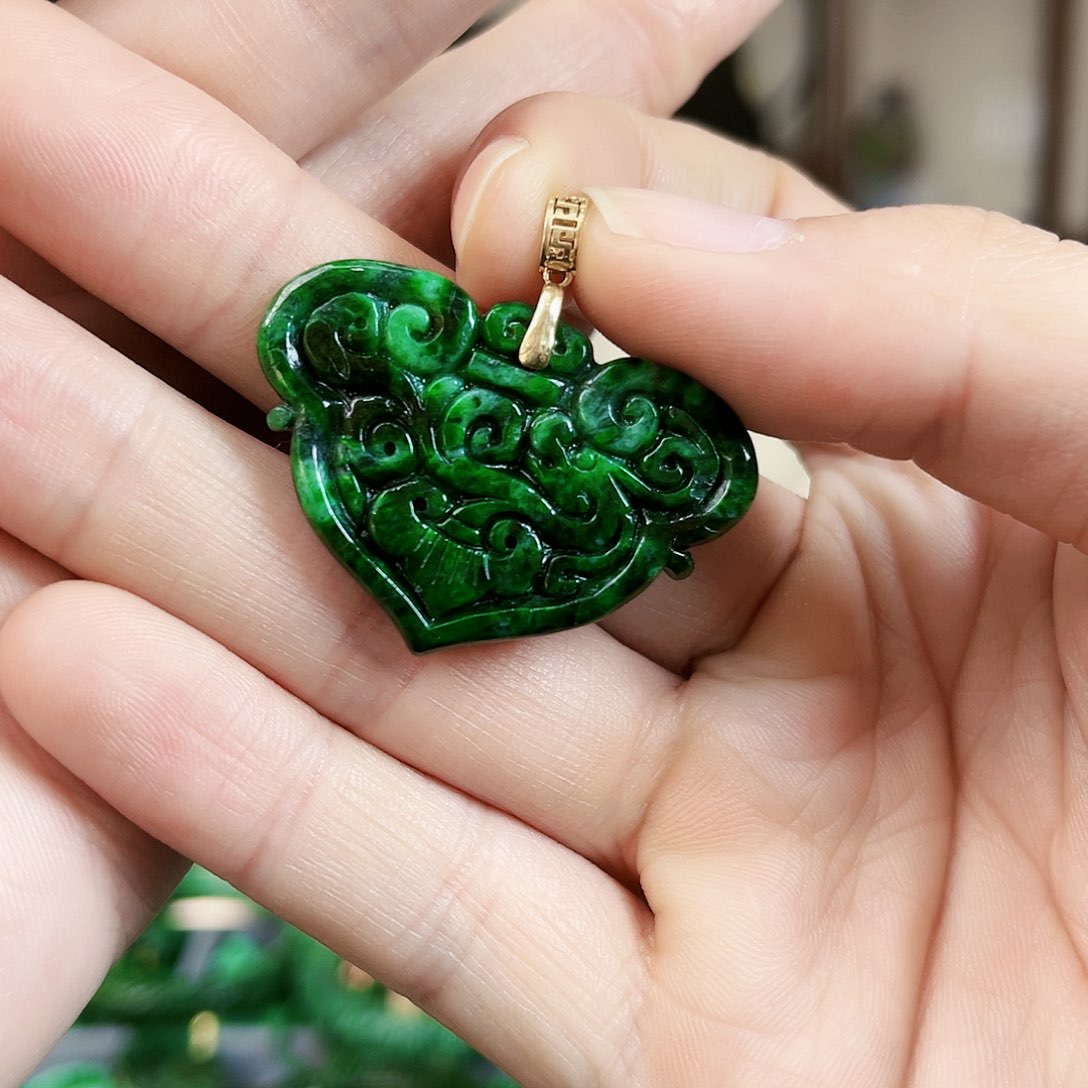 翡翠颈饰18K金镶嵌吊坠多样性