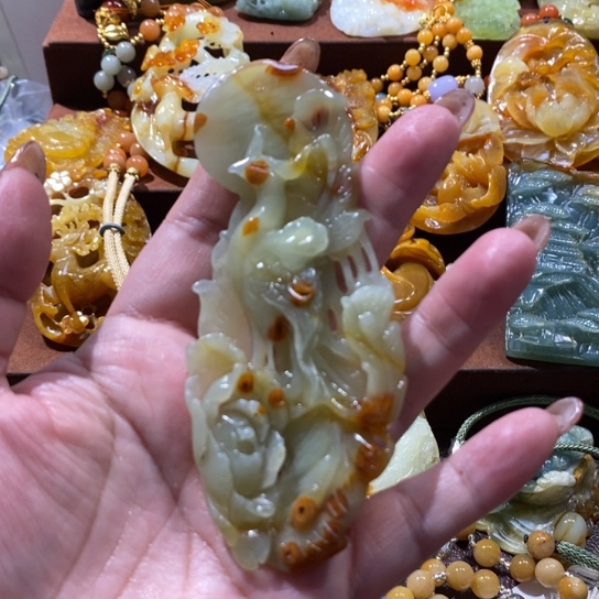 蛇纹石玉未镶嵌颈饰