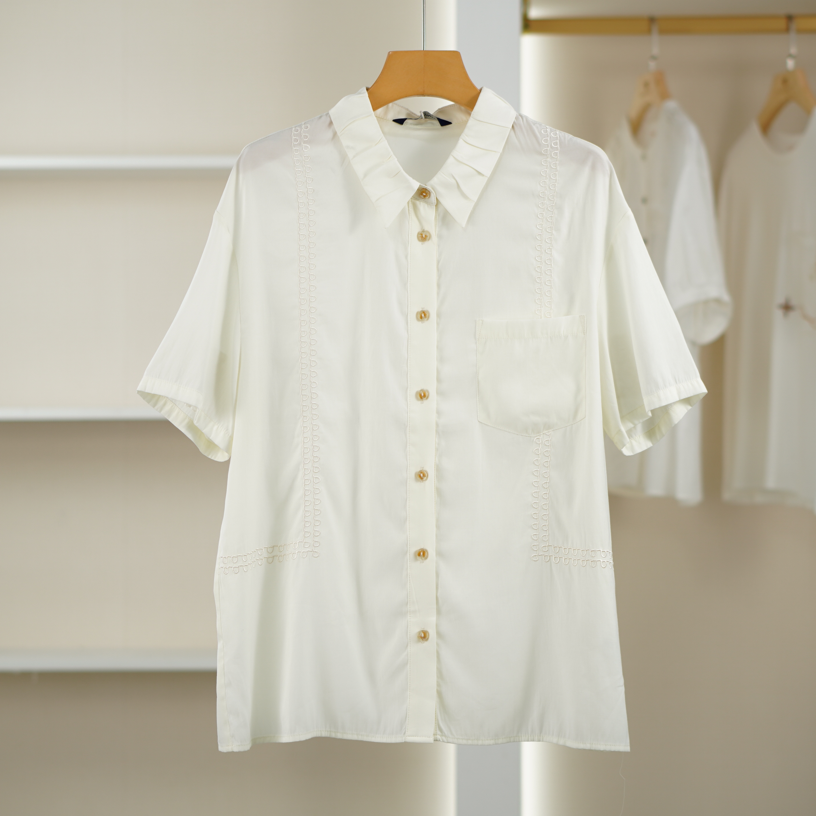 麦迪尚品【帕系列】Y802 夏季减龄可爱简约领子褶皱绣花短袖衬衫