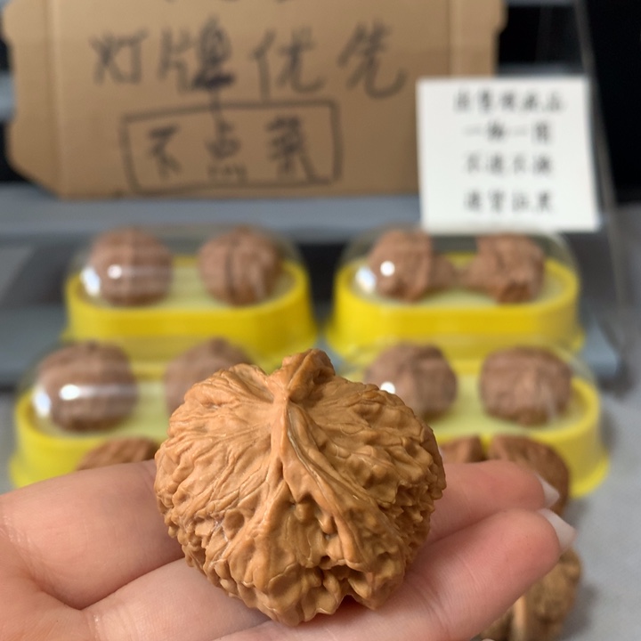 o***哥文玩核桃吊坠异形单只，有瑕疵