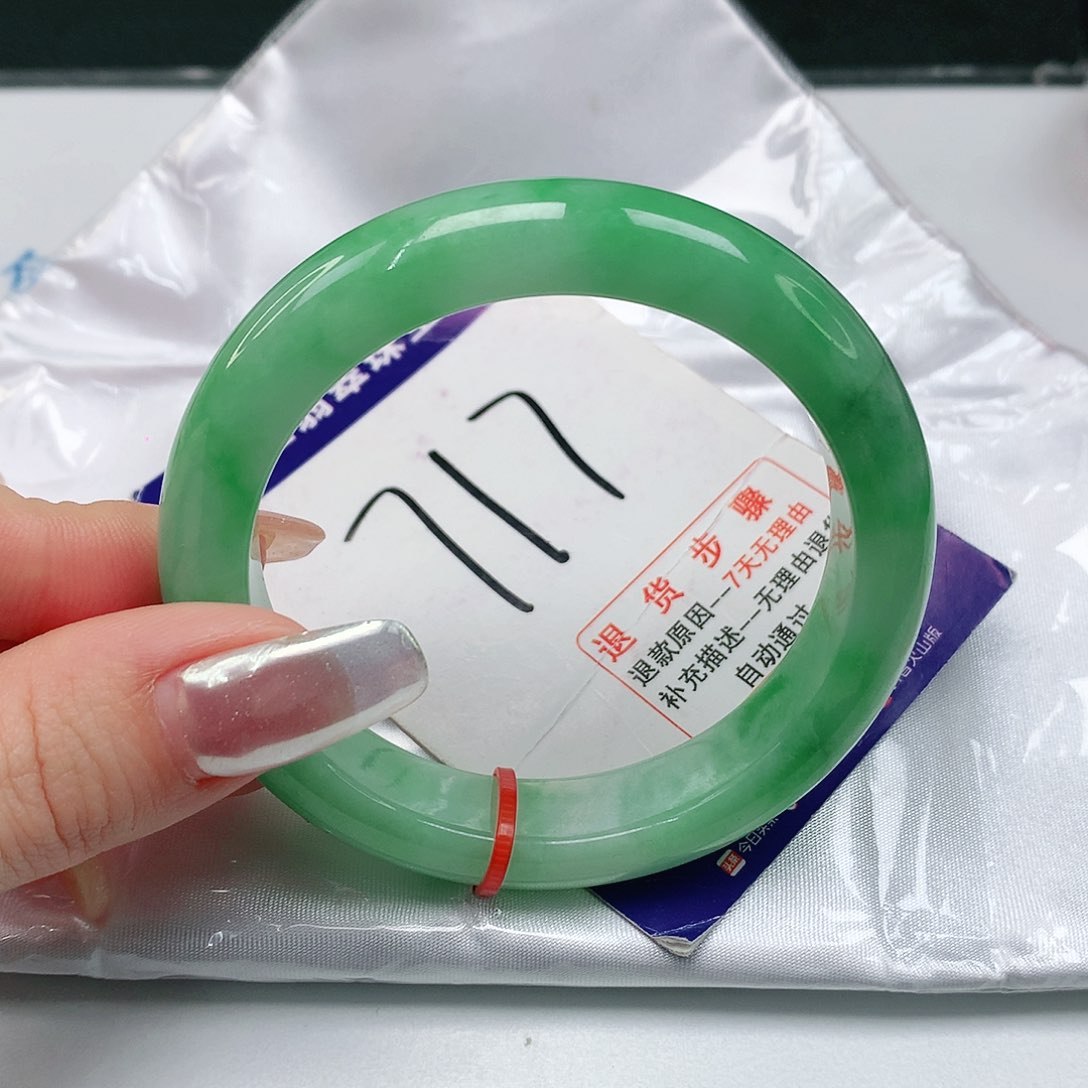 翡翠手镯未镶嵌多****翡翠手镯