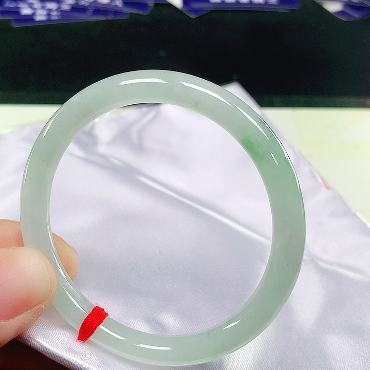 翡翠手镯未镶嵌翡翠手镯未镶嵌