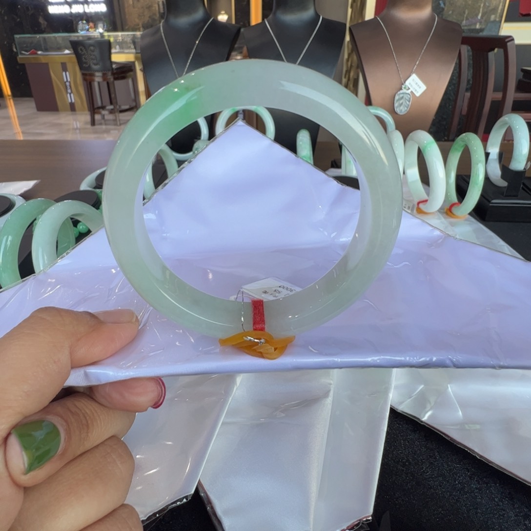 翡翠手镯未镶嵌白底青