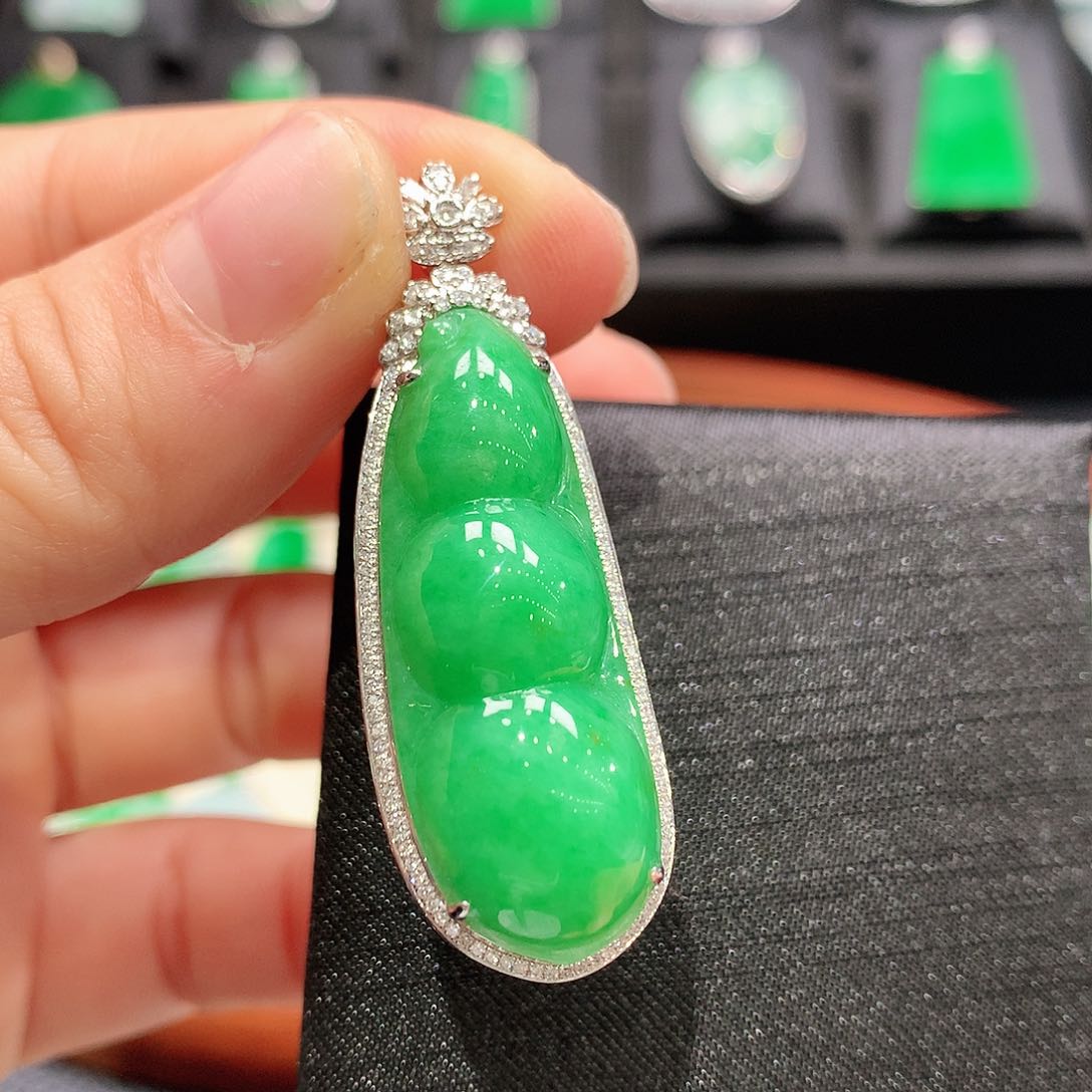 翡翠颈饰18K金镶嵌福豆