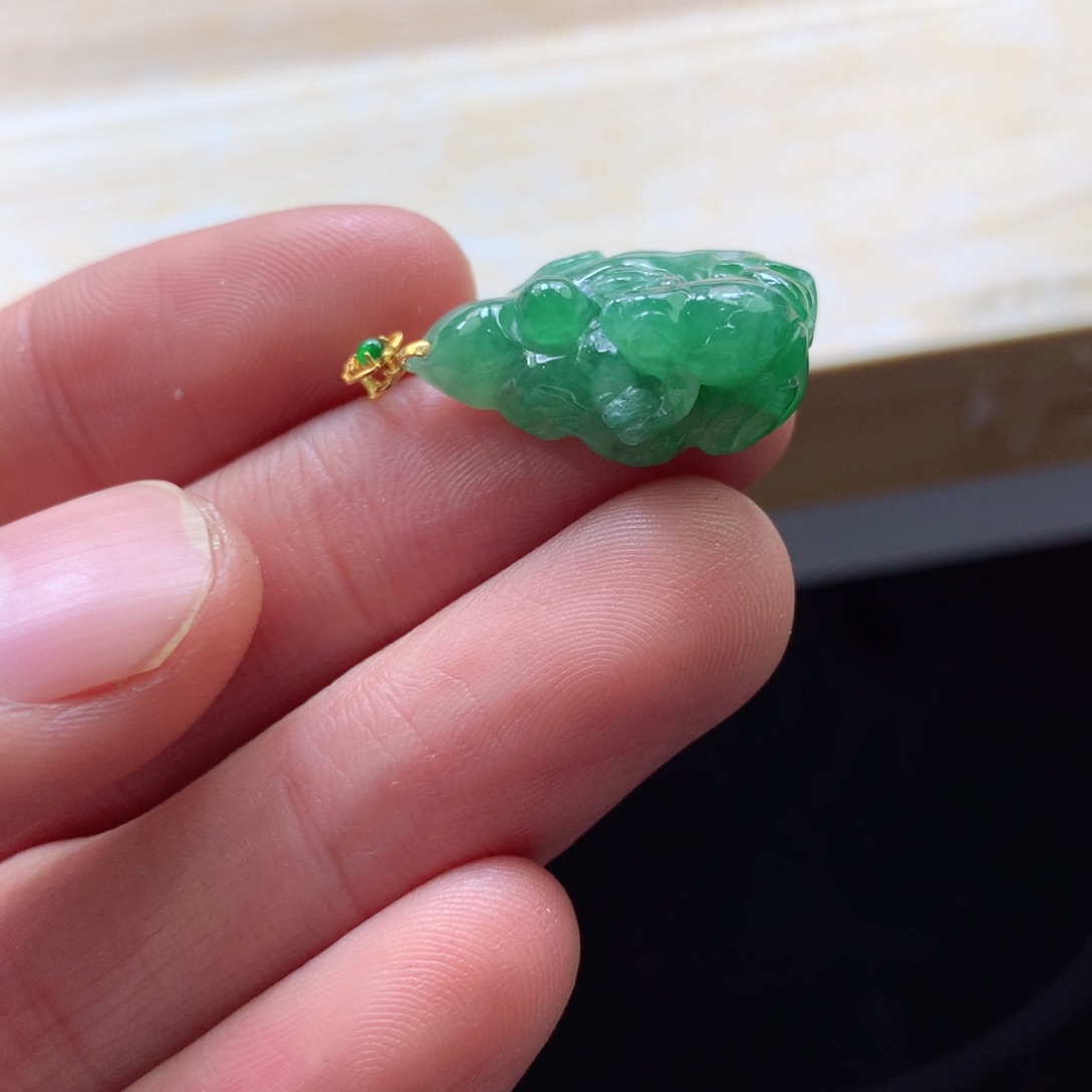 翡翠颈饰18K金镶嵌吊坠