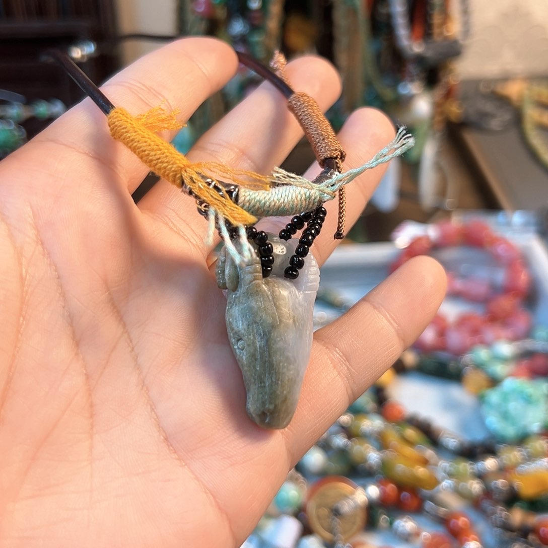 翡翠颈饰未镶嵌吊坠