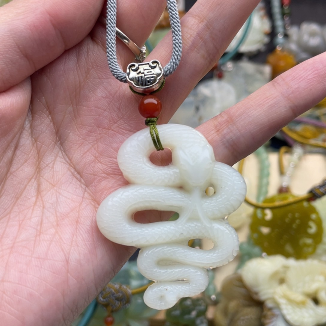 蛇纹石玉颈饰未镶嵌