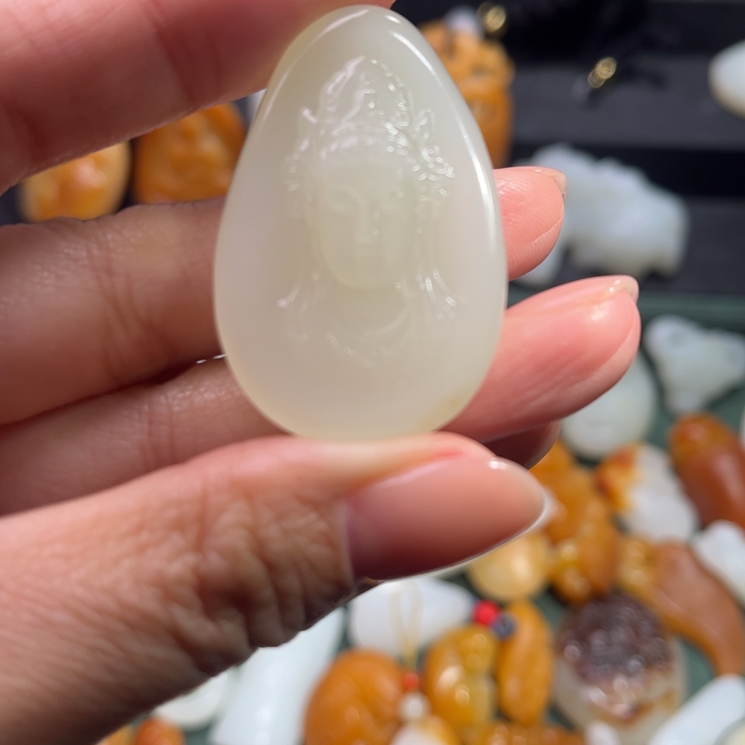 和田玉颈饰未镶嵌再****?