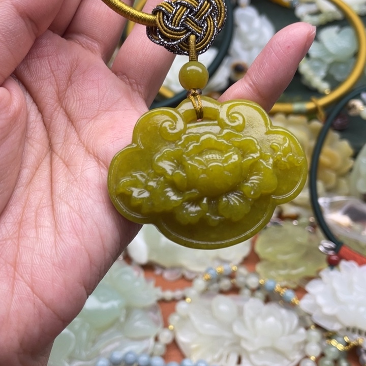 蛇纹石玉吊坠合金