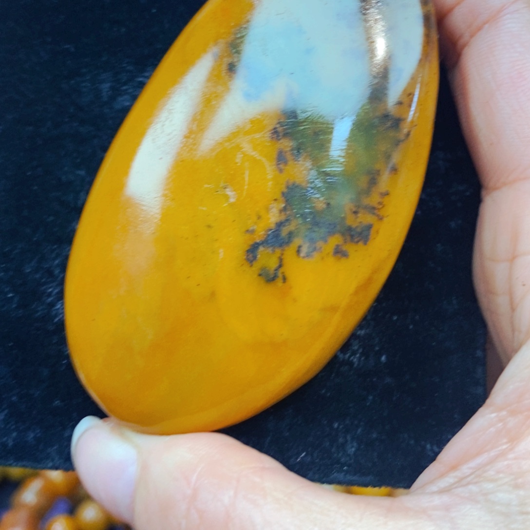 未镶嵌石英质玉（黄龙玉）颈饰