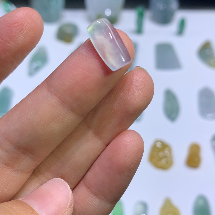 翡翠未镶嵌颈饰马鞍