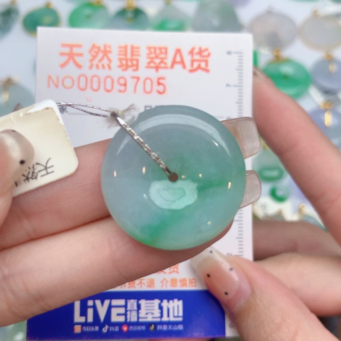 翡翠18K金镶嵌颈饰扣