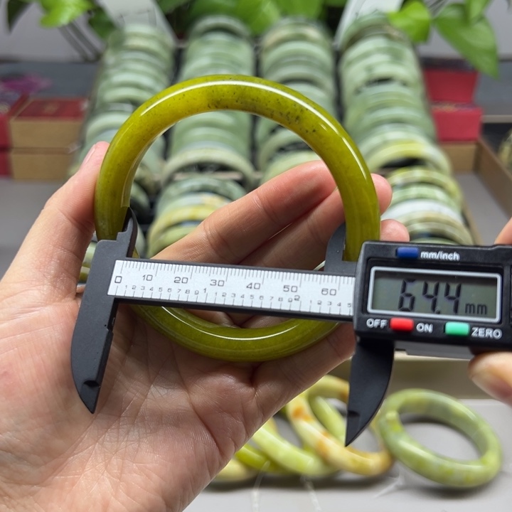 蛇纹石玉未镶嵌手镯99