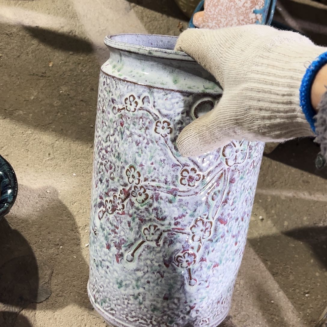 紫砂花盆里的小猫咪