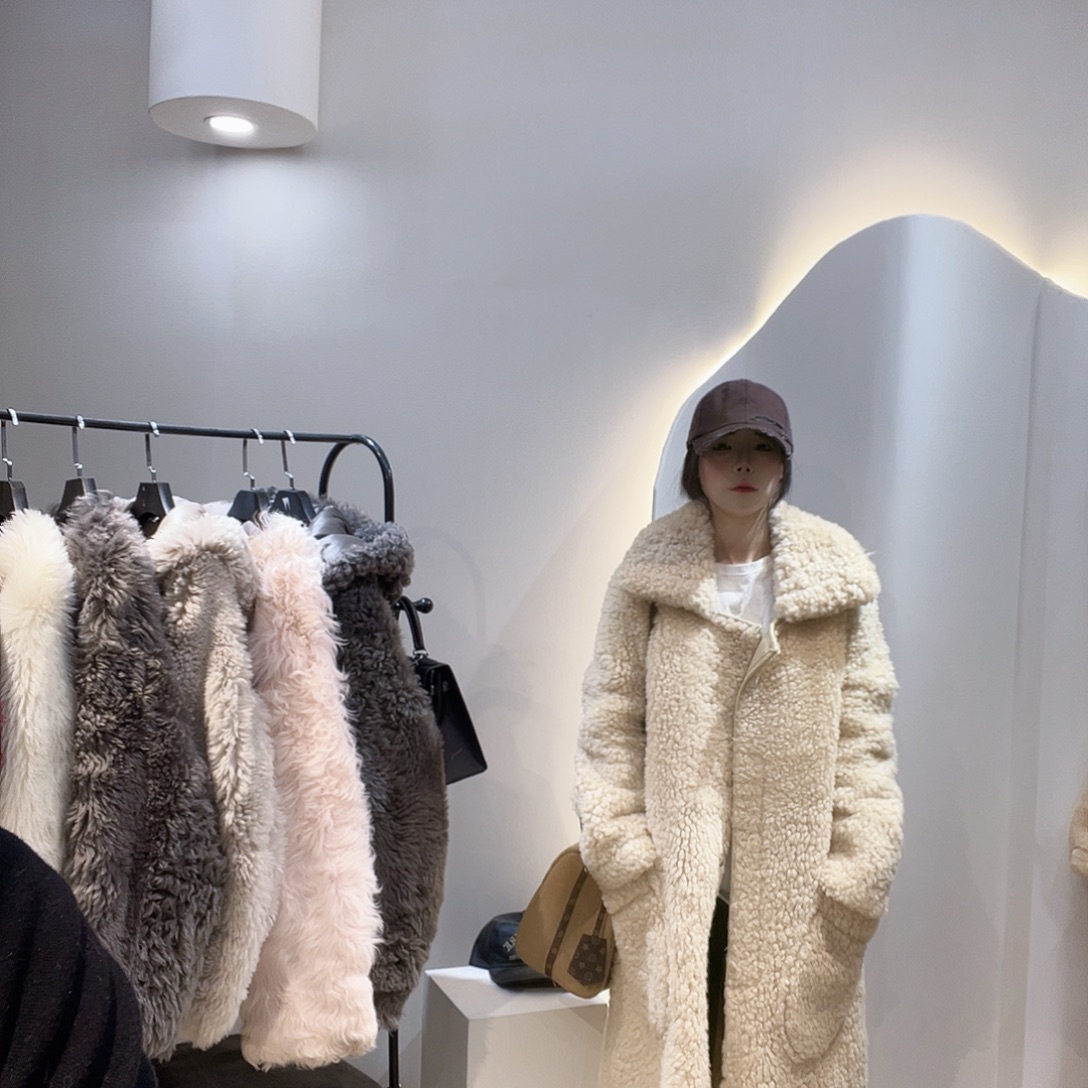 真皮皮毛一体外套226-2043。120斤内