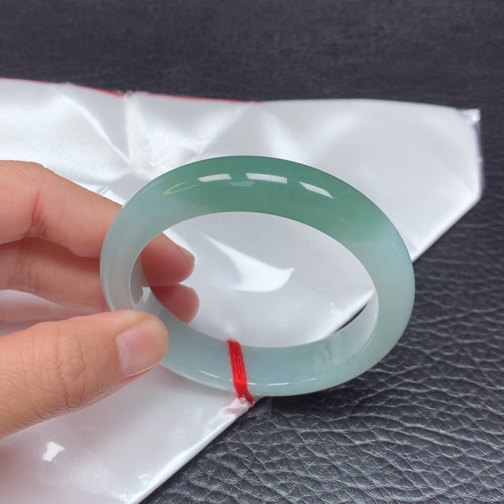 翡翠手镯未镶嵌。